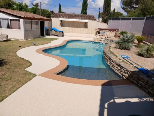 Plage de piscine en moquette de pierre