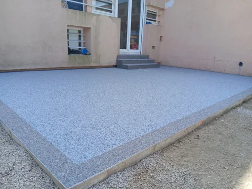 Pose d'un revêtement de sol sans raccord en moquette de pierre , Cavaillon, FW.Résine