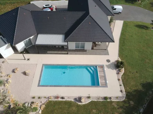 Pose d'un revêtement extérieur en moquette de pierre pour l'extérieur d'une piscine à Cavaillon, Cavaillon, FW.Résine