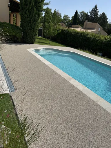 revêtement de sol en Marbre autour d une piscine dans le Vaucluse 