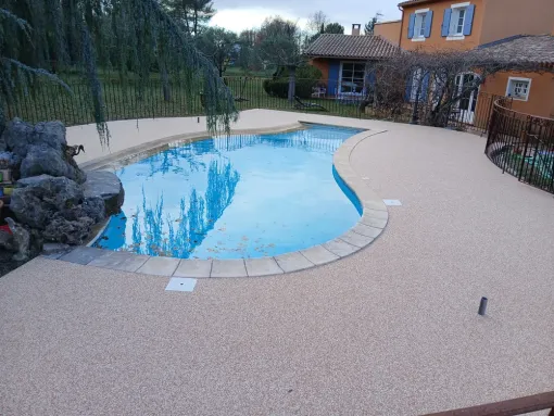 Pose du revêtement résine autour d'une piscine pour une maison à Cavaillon, Cavaillon, FW.Résine