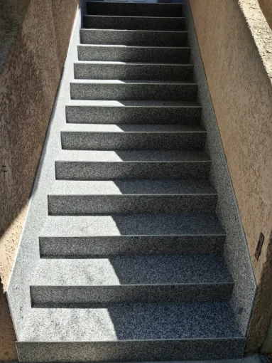 Escalier en moquette de pierre 