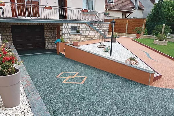 Prestataire pour pose d'un sol ultra résistant en résine sur l'allée d'un garage, Cavaillon, FW.Résine