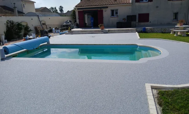 Réalisation d'un tapis de pierre à Istres (13)., Cavaillon, FW.Résine