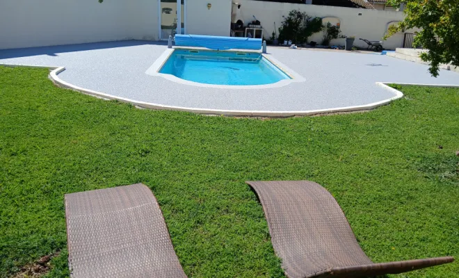 Réalisation d'un tapis de pierre à Istres (13)., Cavaillon, FW.Résine