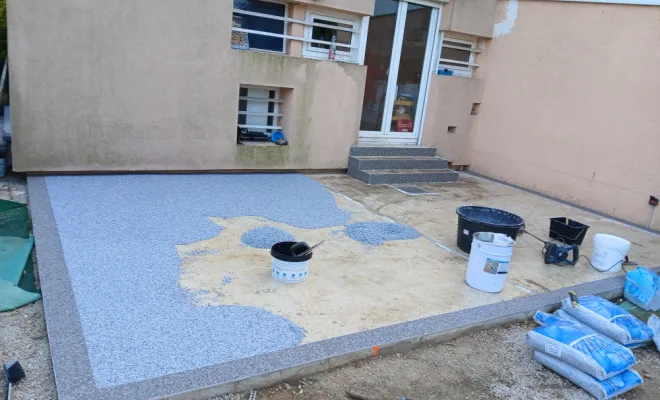 Pose d'un revêtement de sol sans raccord en moquette de pierre , Cavaillon, FW.Résine