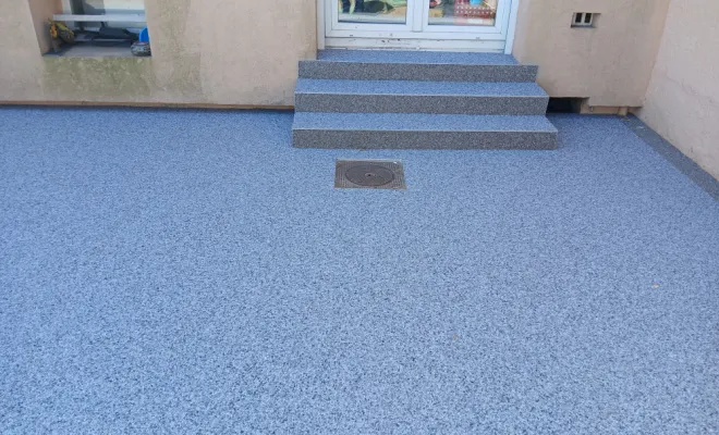 Pose d'un revêtement de sol sans raccord en moquette de pierre , Cavaillon, FW.Résine