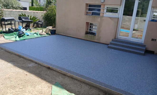 Pose d'un revêtement de sol sans raccord en moquette de pierre , Cavaillon, FW.Résine