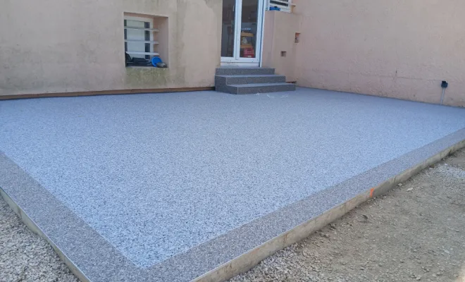 Pose d'un revêtement de sol sans raccord en moquette de pierre , Cavaillon, FW.Résine