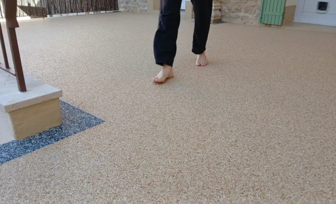 Revêtement esthétique, agréable pieds nus.