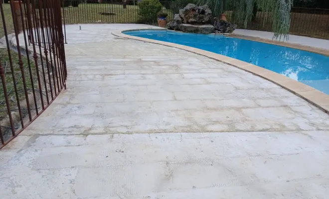 Pose du revêtement résine autour d'une piscine pour une maison à Cavaillon, Cavaillon, FW.Résine