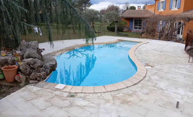 Pose du revêtement résine autour d'une piscine pour une maison à Cavaillon, Cavaillon, FW.Résine