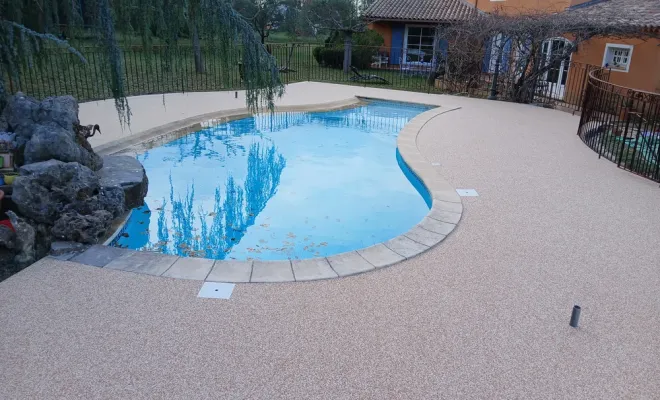 Pose du revêtement résine autour d'une piscine pour une maison à Cavaillon, Cavaillon, FW.Résine