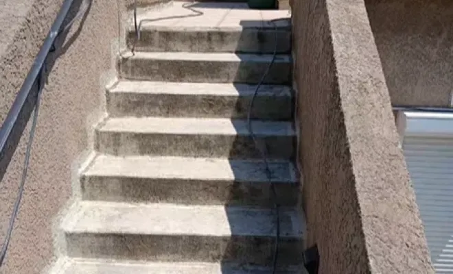 Pose de résine sur des escaliers extérieurs pour refaire l'étanchéité à Cavaillon, Cavaillon, FW.Résine