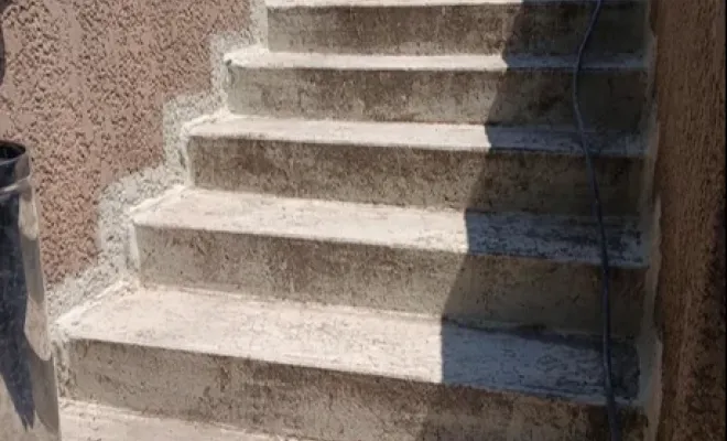 Pose de résine sur des escaliers extérieurs pour refaire l'étanchéité à Cavaillon, Cavaillon, FW.Résine