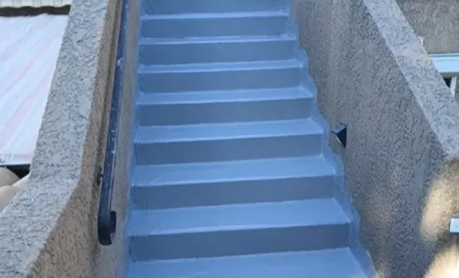Pose de résine sur des escaliers extérieurs pour refaire l'étanchéité à Cavaillon, Cavaillon, FW.Résine